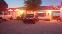 Ons motel bij avond, wat je ziet als wit licht is rood