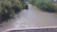 Het riviertje van gister bij de oude molen, gaat hier onder de weg door
