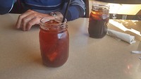 We kregen ons drinken uit een soort jam of groente potten , wel met rietje gelukkig