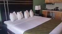 Ons bed in Quality Inn motel
