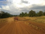 Onze motorrit over de zandweg naar Wat Phou.