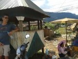 In Paksong wachten in de schaduw op vervoer