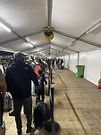 In de lange rij om in te checken