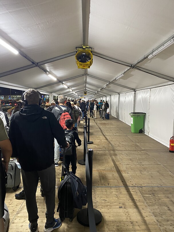 In de lange rij om in te checken