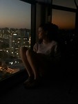 Zonsondergang kijken vanaf balkon