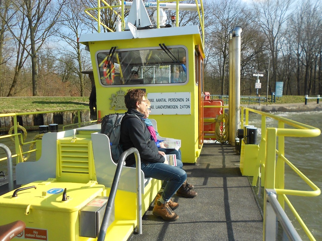 Te genieten in een gratis ritje pont Amsterdams rijnkanaal