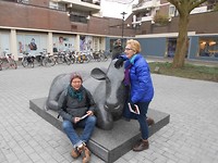 Dames Mieke & Diny graag bij de koe van Woerden