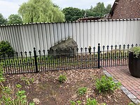 22-6-2021  een steen nog van  de ijstijd   omheen gebouwd