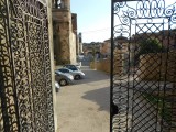 Kijkje door een poort in Pietrasanta