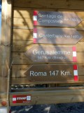 Rome linksaf, Jerusalem kan ook maar is iets verder - Route aanduiding