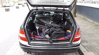 fietsie en bagage in de auto en klepje dicht