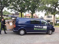 Henk met de "bagage" de Santos in de doos