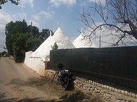 Ingang Efteling? Nee een Trully, typisch bouwsel in Puglia