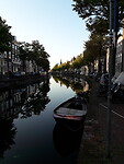 De gracht voor het hotel.