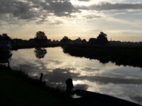 Prachtige weerspiegeling in rimpelloos water.