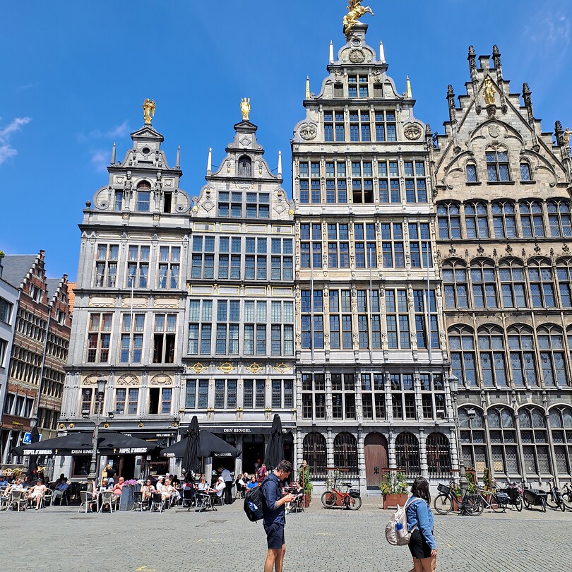 De Grote Markt in Antwerpen. Links Café d'n Engel, rechts d'n Bengel.