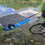 Rustplaats naast visvijver.