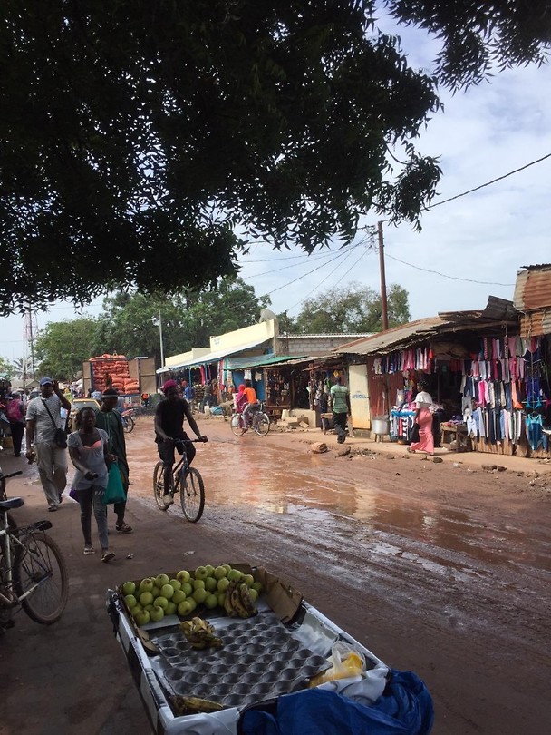Straatbeeld van Brikama Foto LouKA in Gambia