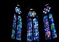 De glasramen ontworpen door Marc Chagall, nadat de vorige tijdens WO II  beschadigd waren