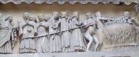 Bas-relief op de Noordkant vd Kathedraal :  zondaars in de hel op weg naar een lekker warm bubbelbad