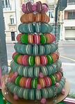 Winkeletalage met macarons, in Frankrijk geïntroduceerd door Catarina de' Medici in 1581