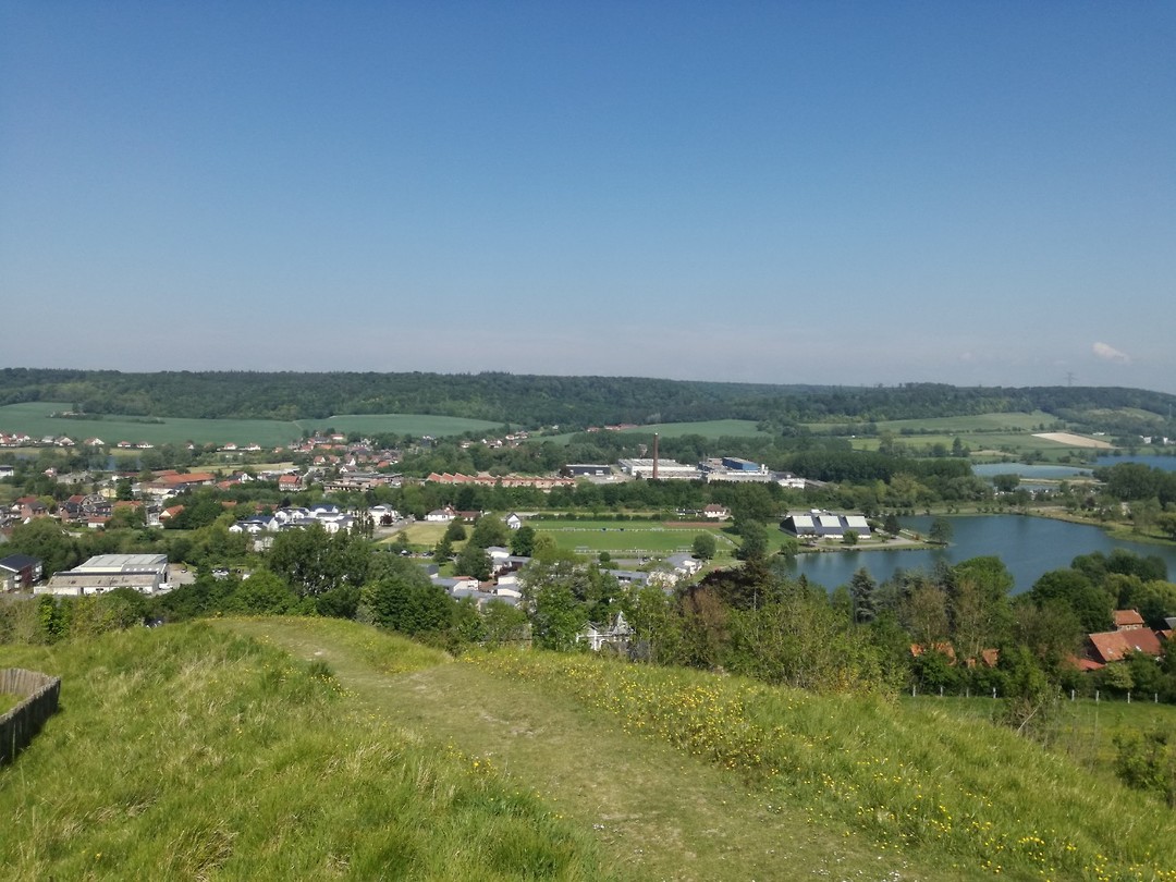 Uitzicht over het dorp en de vallei Arques la Bataille