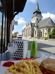 Aan de lunch bij Kerk in Serquigny