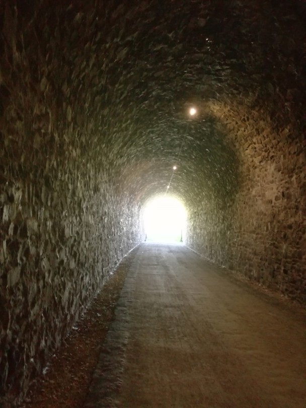 Er is licht aan t eind vd lange oude spoirtunnel