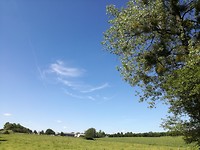 Het landschap onderweg blauwe luchten