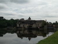Sluiswachters woning? Naast de sluis in de Mayenne