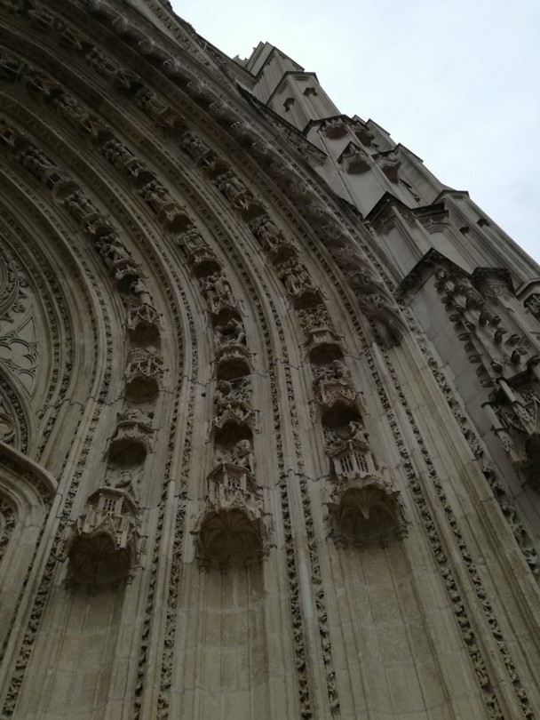 Motieven in fe gevel Notre Dame