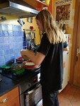 Neef Tom bakt een cake