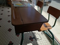 Schoolbankje in cafe  in La Ronde