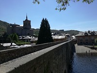 De brug over rivier Rio Meruelo Molinaseca