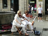 Duo vioolspeelsters op een v d pleintjes