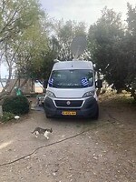 mijn bus met vlaggetjes, als er een feestje is moet je het vieren