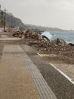 Het fietspad met stenen een dag na de storm