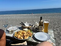 Drankje en calamaris en een mooi strand