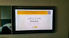 Zelfs de tv heet ons welkom op de hotelkamer.