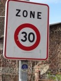 Wegwijzer onder verkeersbord
