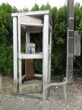 nat wordt je niet, maar je waait wel uit de cel als je hier wil telefoneren