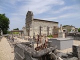 Romaans kerkje op kerkhof in Francs