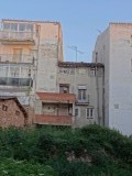 geprangd tussen de appartementen