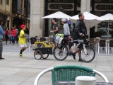 we hebben al veel soorten peregrinos gezien, dit is de eerste met een hond in een fietskarretje