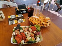 Zalmsalade met Patatos Bravas