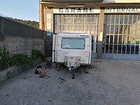 Caravan voor de garage.