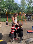 Knuffelende kinderen bij Mother's Mercy Children's Centre