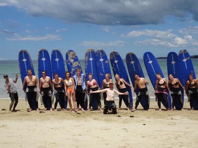 Groepsfoto met surfbord
