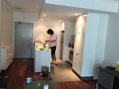 Nieuw huisje kijken, Karl staat in de keuken voor mij te koken