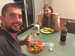 Met Sander eten in mijn nieuwe huisje